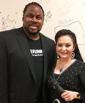 Country Star Crystal Gayle Tours With TELEFUNKEN